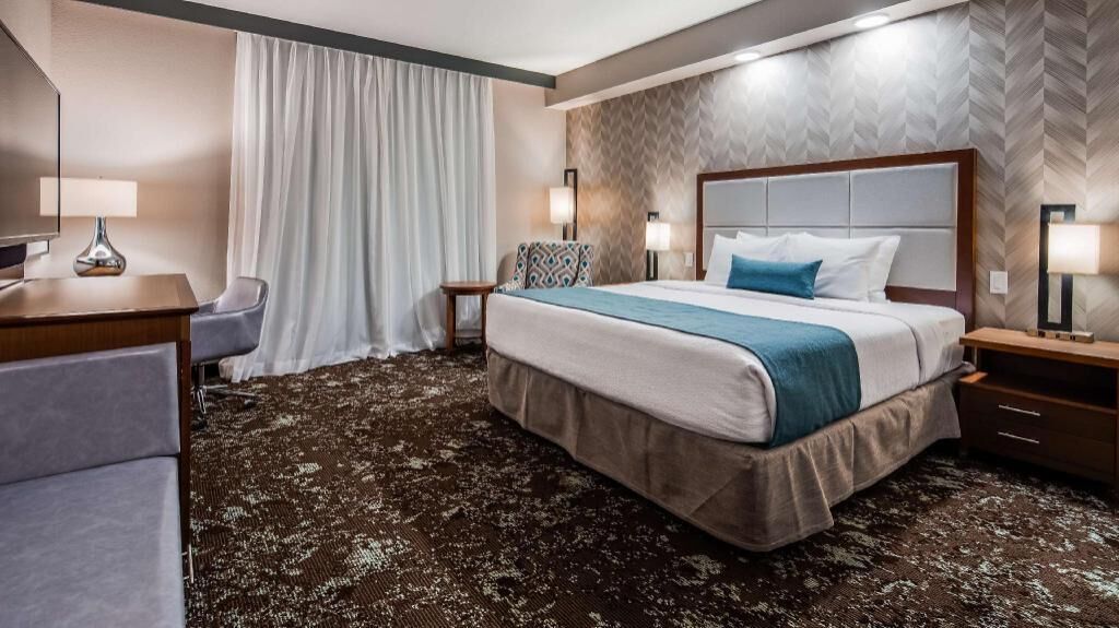 Camas con pillow-top, escritorio y cortinas blackout 