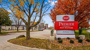 Hotellin kyltissä lukee: ”Premier Best Western” ja ”Ankeny”.