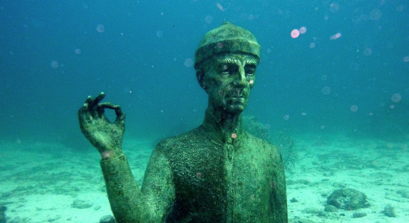 Une statue immergée.