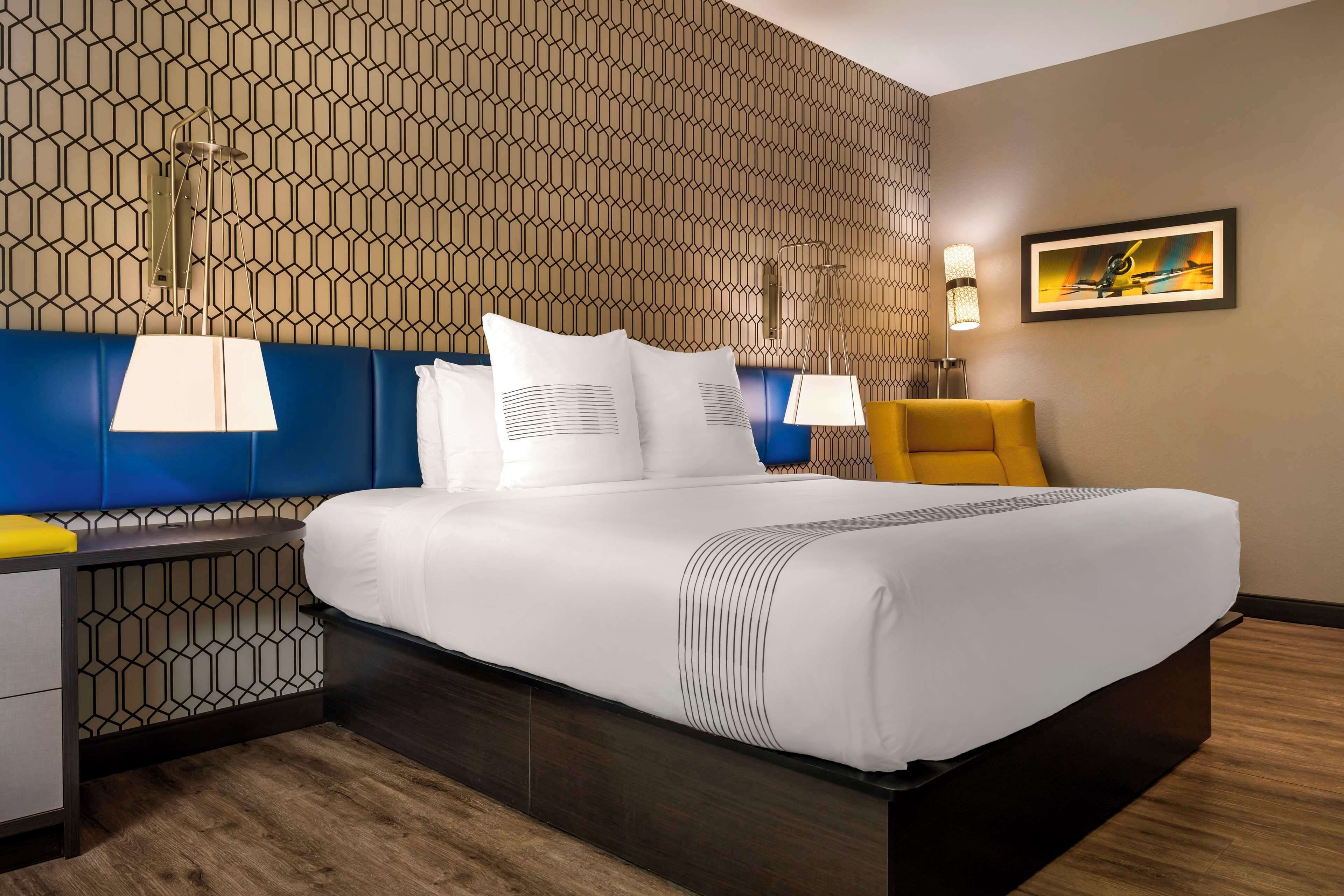 standard room, 1 king bed, non smoking, refrigerator | 1 bedroom, premium bedding, in-room safe, desk