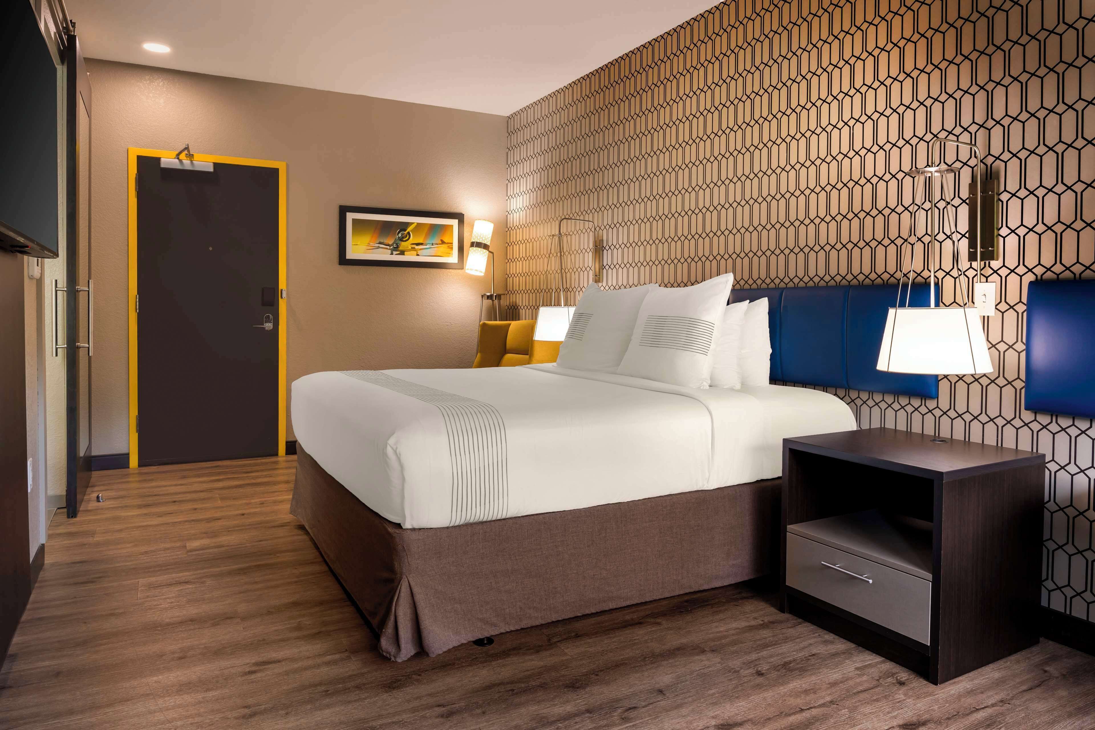 standard room, 1 king bed, accessible, non smoking | 1 bedroom, premium bedding, in-room safe, desk