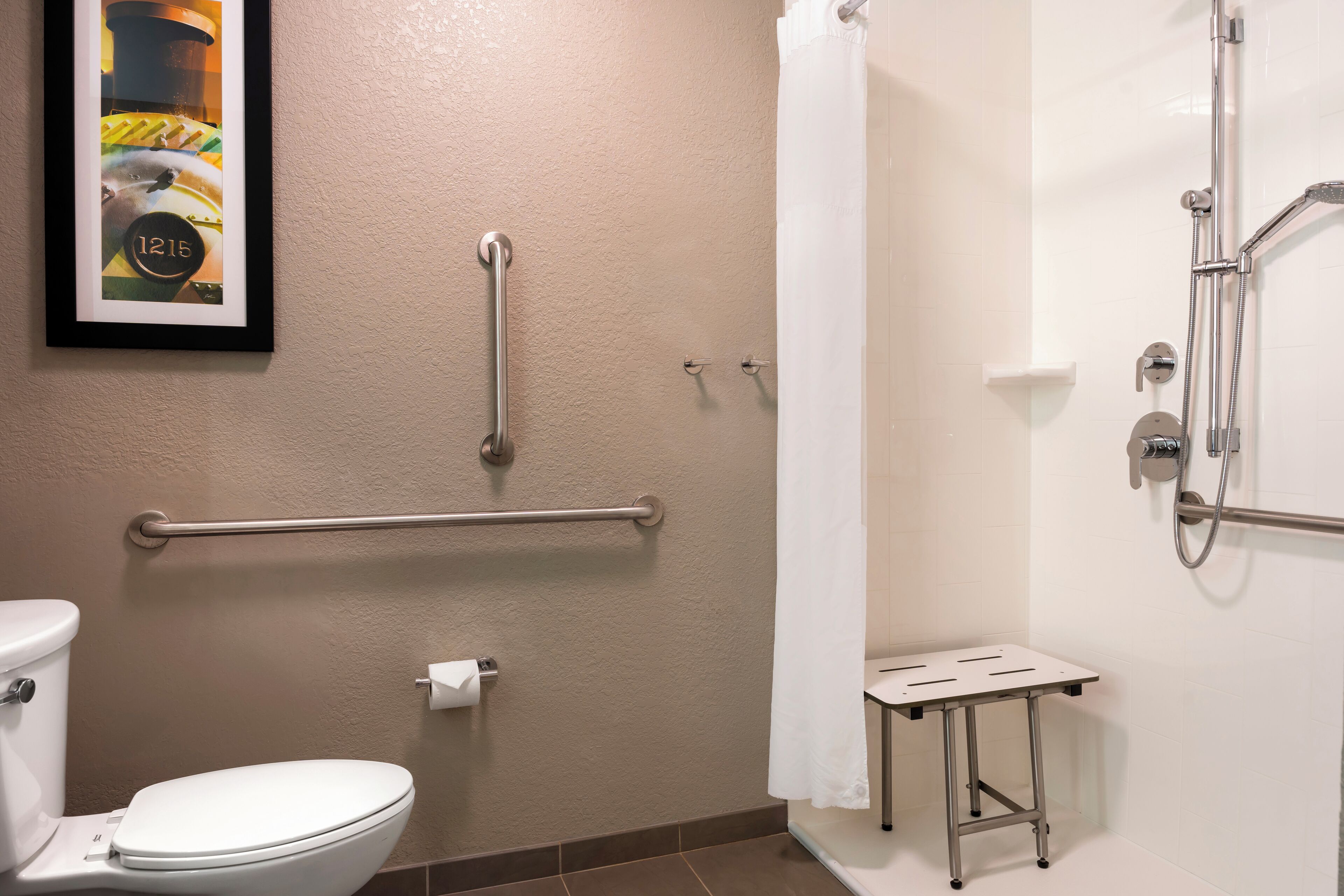 standard room, 1 king bed, accessible, non smoking | bathroom | free toiletries, hair dryer, towels, soap