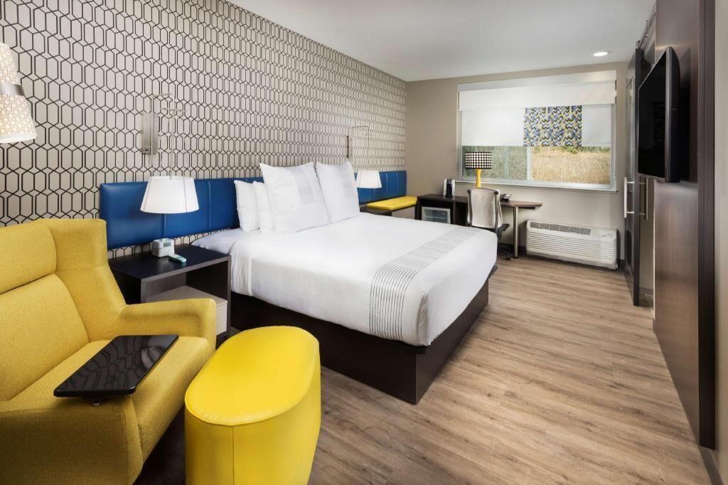 Premium bedding, in-room safe, desk, blackout curtains