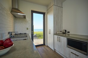 Fridge, microwave, stovetop, espresso maker - Glenburn Coastal Retreat (Hapuku)