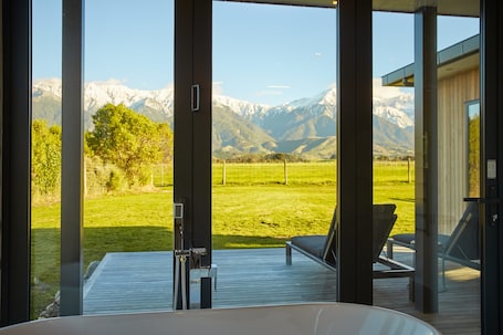 Premier Bungalow, 1 King Bed, Non Smoking | Bathroom. Glenburn Coastal Retreat