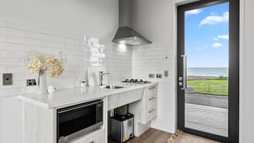 Luxury Cottage | Private kitchen | Fridge, microwave, stovetop, espresso maker