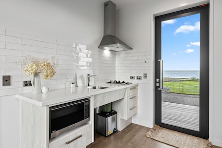 Luxury Cottage | Private kitchen | Fridge, microwave, stovetop, espresso maker