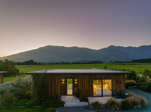 Premier Bungalow, 1 King Bed, Non Smoking