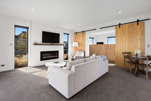 Bangalô superluxo, 1 cama King, para não fumantes, vista para o oceano | Área de estar | TV de tela plana 55 polegadas com canais via satélite, smart TV, lareira