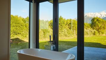 Luxury Bungalow, 1 King Bed, Non Smoking, Ocean View | Deep soaking bathtub