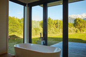 Luxury Bungalow, 1 King Bed, Non Smoking, Ocean View | Deep soaking bathtub