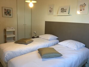 Verduisterende gordijnen, een strijkplank/strijkijzer, gratis babybedden