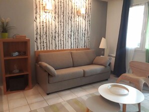 Studio Confort | Wohnzimmer | 80-cm-LED-Fernseher mit Premium-TV-Sendern, Fernseher