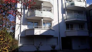 Vista frontal de la propiedad