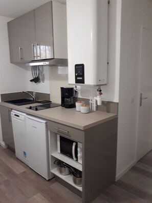 Studio | Privékeuken | Een koelkast, een microgolfoven, een oven, een kookplaat