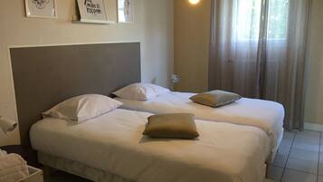 Cortinas blackout, tabla de planchar con plancha y cunas gratuitas