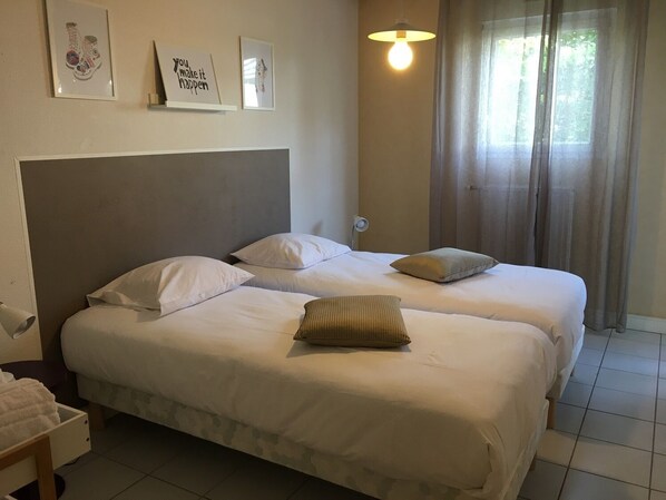 Verdunkelungsvorhänge, Bügeleisen/Bügelbrett, kostenlose Babybetten