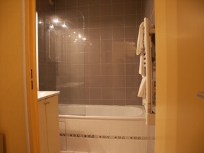 Bathtub, deep soaking tub, free toiletries, towels - Tempologis - Meylan (Meylan)
