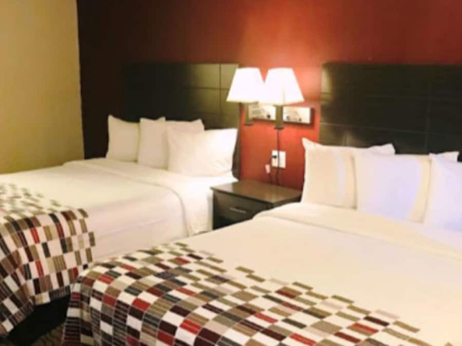 Una scrivania, postazione laptop, tende oscuranti, ferro/asse da stiro