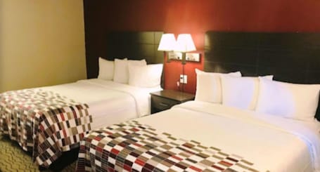 Escritorio, espacio para trabajar con laptop y cortinas blackout