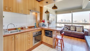 Standard Duplex | Private kitchen | Full-sized fridge, microwave, oven, stovetop - Apart en Chile Tucapel Jimenez 76 (Santiago)