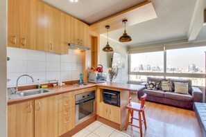 Standard Duplex | Private kitchen | Full-sized fridge, microwave, oven, stovetop - Apart en Chile Tucapel Jimenez 76 (Santiago)