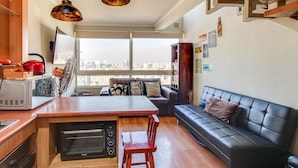 Standard Duplex | Living area | Flat-screen TV - Apart en Chile Tucapel Jimenez 76 (Santiago)