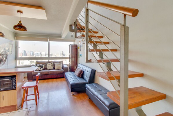 Standard Duplex | Living area | Flat-screen TV - Apart en Chile Tucapel Jimenez 76 (Santiago)