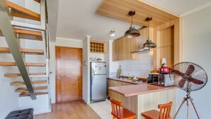 Standard Duplex | Private kitchen | Full-sized fridge, microwave, oven, stovetop - Apart en Chile Tucapel Jimenez 76 (Santiago)