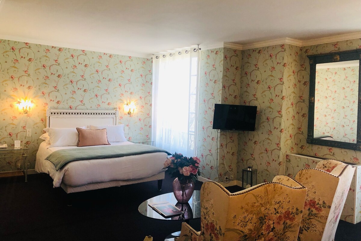 Superior Double Room | 1 bedroom, minibar, in-room safe, desk