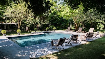 Piscine extérieure (ouverte en saison), chaises longues