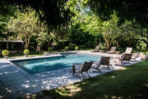 Außenpool (je nach Saison geöffnet), Liegestühle