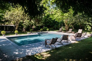 Piscine extérieure (ouverte en saison), chaises longues