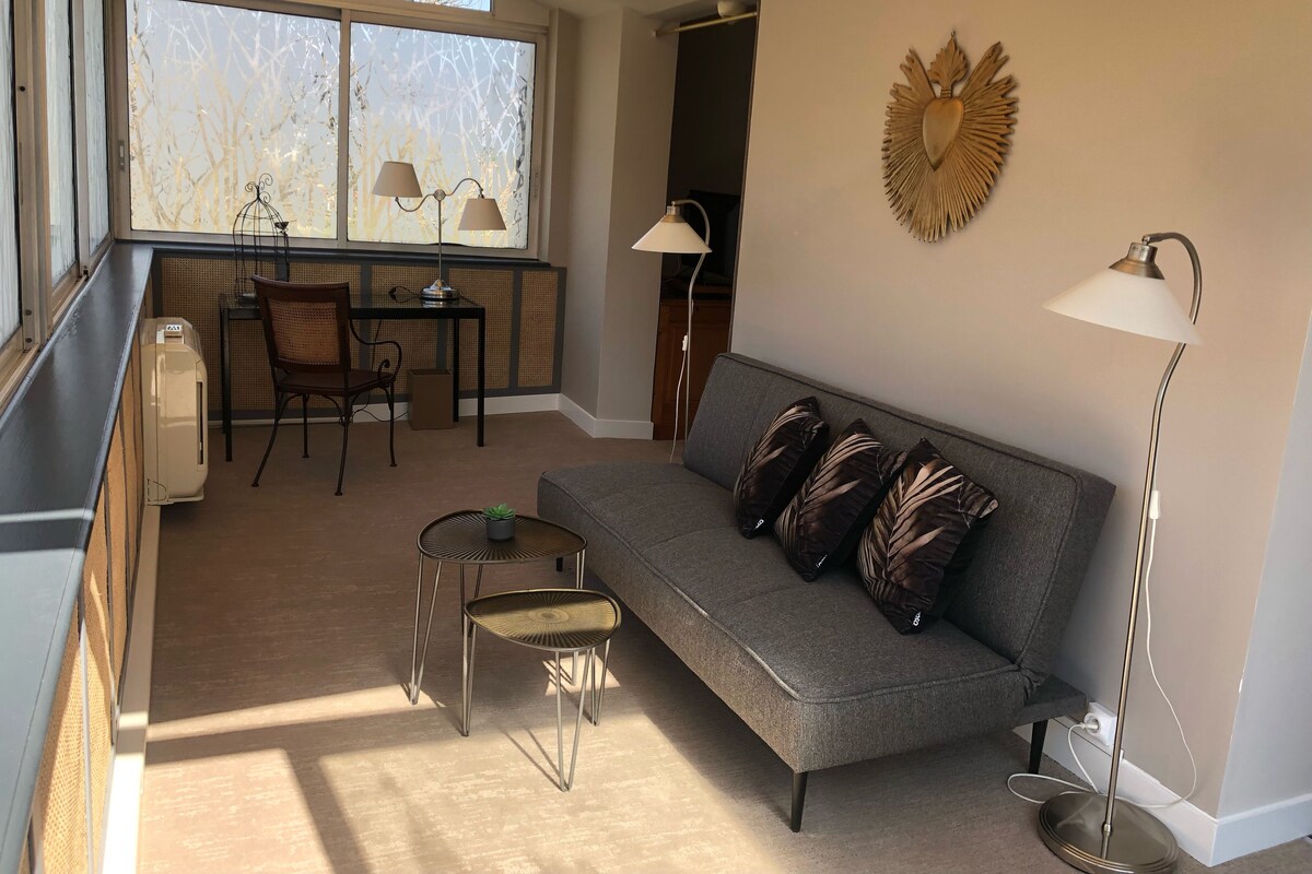 Suite | Living area | Flat-screen TV, offices