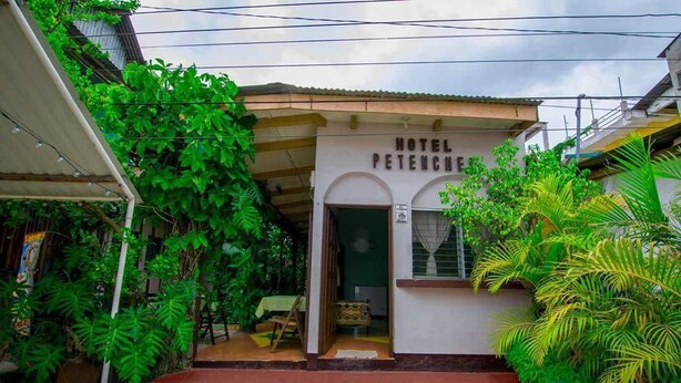 Um pequeno edifício térreo com uma placa que diz 'HOTEL PETENCHIE'.