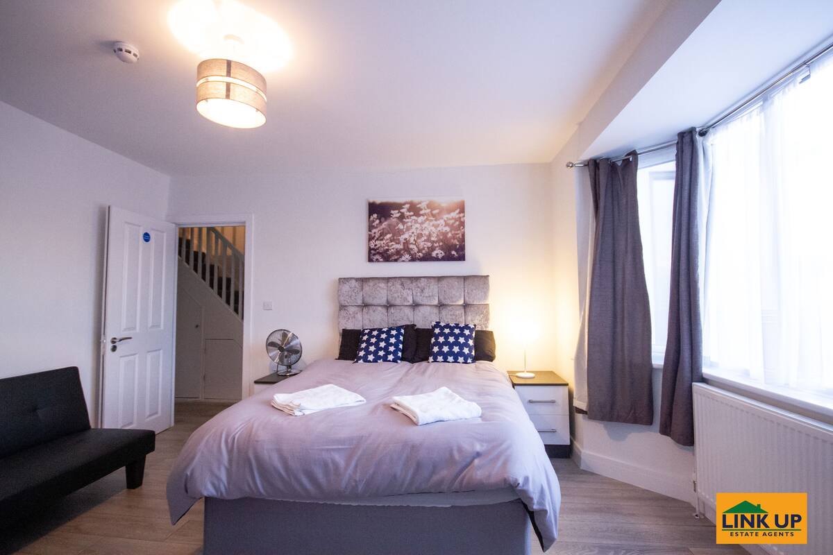 Dubbelrum för 1 person | Sängtillbehör av högsta kvalitet, memory foam-madrasser och skrivbord