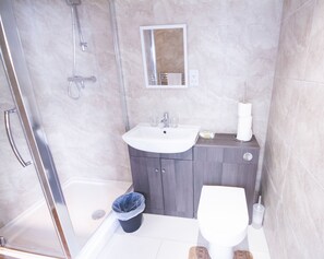 더블룸 | 욕실 | 고급 세면용품, 헤어드라이어, 타월, 비누