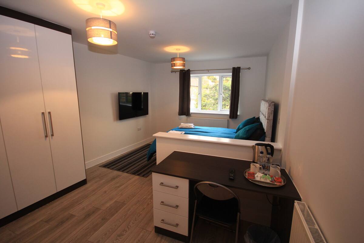 Dubbelrum för 1 person | Sängtillbehör av högsta kvalitet, memory foam-madrasser och skrivbord