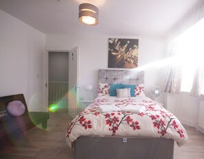 더블룸 | 고급 침구, 메모리폼 침대, 각각 다른 스타일의 인테리어, 각각 다르게 가구 비치