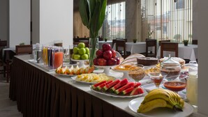 A breakfast buffet with various fruits, juices, and pastries. - Pinhal Palace Hotel (Espirito Santo Do Pinhal)