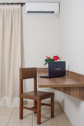 Minibar, desk, blackout curtains, soundproofing - Pinhal Palace Hotel (Espirito Santo Do Pinhal)