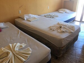 Caixa forta a l'habitació i espai de treball apte per a portàtils 
