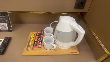 Quarto casal econômico | Roupas de cama premium, frigobar, escrivaninha