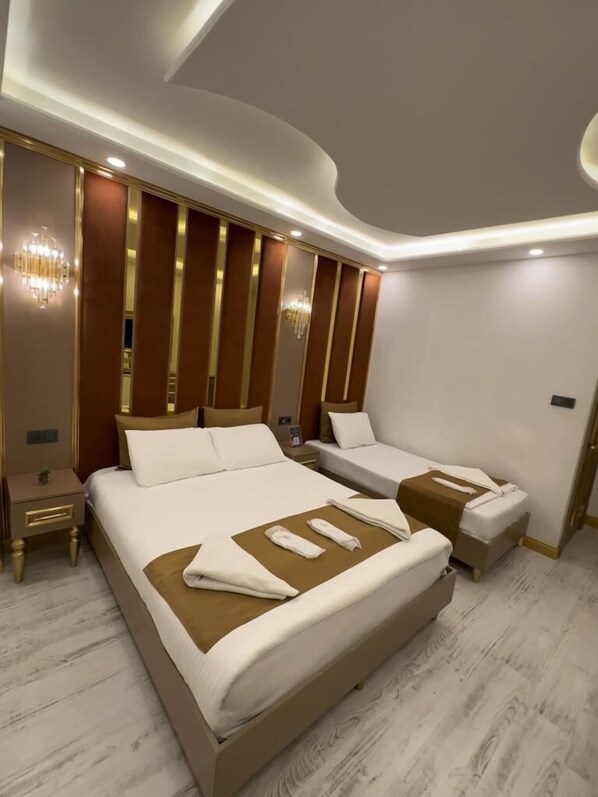 Chambre triple Confort | Literie de qualité, minibar, bureau