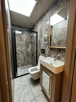 Habitación económica doble | Baño | Ducha, secador de pelo, zapatillas y toallas
