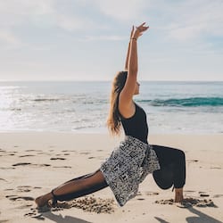 Trên bãi biển, lướt ván