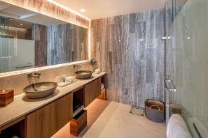 Shower, rainfall showerhead, free toiletries, hair dryer