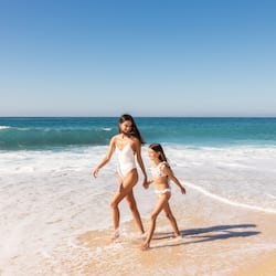 Di pantai, luncur air