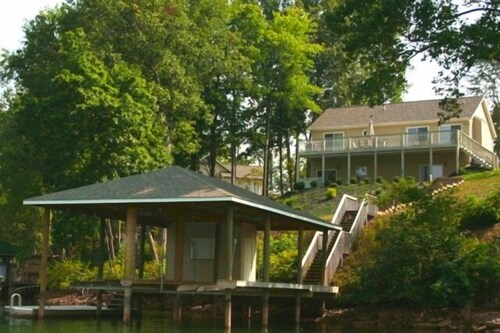 5 o'clock Somewhere - Pool Table, Walking Distance to Portside Bar & Grill, Just Like New!