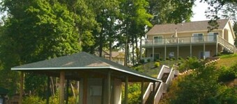 5 o'clock Somewhere - Pool Table, Walking Distance to Portside Bar & Grill, Just Like New!